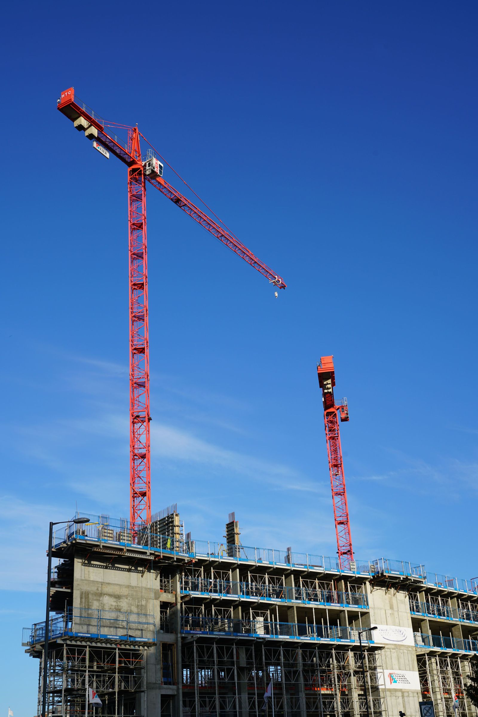 Tower cranes over a multi-storey hotel under construction